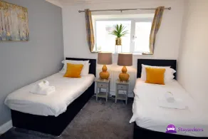Oak Tree Boutique 2 bed Apartment - Stayseekers - Image 4
