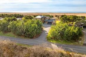 4-Acre Beach Farmhouse, hot tub, firepit, game room, 3 min walk to beach, slp 12 - Image 5