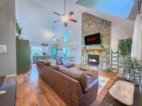 2800 sqft Forest Retreat!4 min to Pool- Hot Tub~Firepit~Dogs! 8 min to Town!! - Image 2