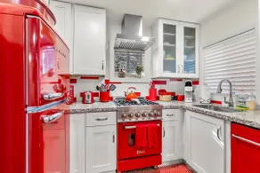 Downtown Ruby Red Bungalow w/AC, Fully Fenced Yard, W/D, 2 Smart TVs, Fast WiFi - Image 5
