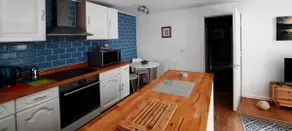 Peaceful 1 bedroom apartment with off-road parking - Image 5
