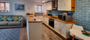 Peaceful 1 bedroom apartment with off-road parking - Image 4