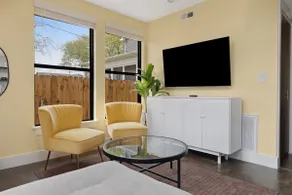 FLOWER BnB; Walking Distance to Shops! 9 min→DT! - Image 3