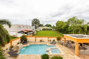Oasis Escape House. Private Pool Villa. Paradise Retreat. 12 guests. Full A/C - Image 3