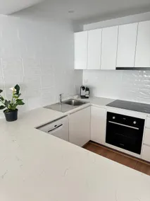Spacious A/C apartment - dead centre of town! - Image 3