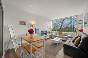 CITY + MCG 4+ BEDROOMS 2+ BATH, VIEWS-SLEEPS 8-10 - Image 5