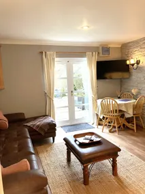 Stylish 2 bed cottage with indoor and outdoor pool - Image 2