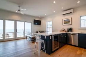 Coastal getaway with water views in every room - Image 3