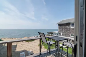 Coastal getaway with water views in every room - Image 2