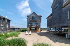 Coastal getaway with water views in every room - Image 4
