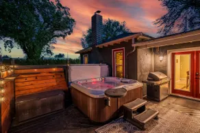 Luxury pet friendly estate w/ hot tub and heated pool in the heart of the city - Image 4