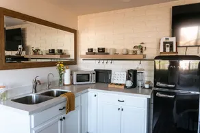 Adorable 1-bedroom guest house with hot tub - Image 3