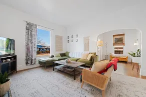Bright with High Ceilings - Walkable, Urban Charm - Image 5