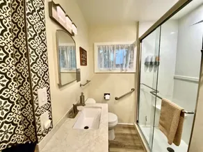 Beautifully Renovated Home near Waco/Baylor/Silos - Image 4