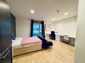 Spacious Balcony Apartment in Zone 1 near Holborn - Image 4