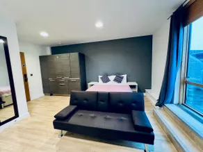 Spacious Balcony Apartment in Zone 1 near Holborn - Image 3