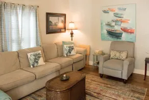 LAKE BOWEN ESCAPE - FRESH DECOR - PRIVATE DOCK - Image 5