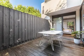 ★★★ SPACIOUS GARDEN GROUND FLOOR APARTMENT - Image 5