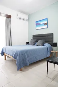 3 Bedrooms · A/C · Ground Floor · Parking - Image 4