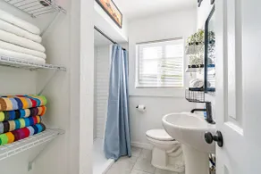 Waterfront Bungalow Oasis 2 Blocks to Beach - Image 4