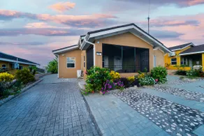 Tropical Escape: Spacious 2-Bedroom Vacation Oasis - Image 2