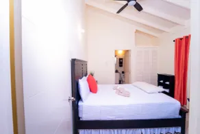 Tropical Escape: Spacious 2-Bedroom Vacation Oasis - Image 4