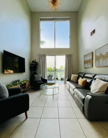 Cozy Home W/ Lake View in Kendall West! - Image 2