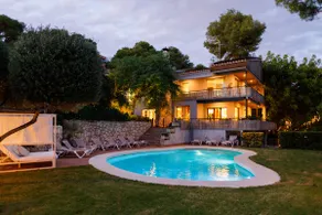 Apartamento con jardín, piscina privada y jacuzzi | Vistas al agua - Image 2