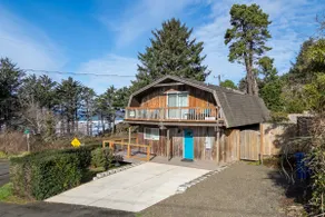Enjoy sunsets from the hot tub after surfing & beachcombing at Otter Rock Oasis! - Image 4