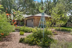 Cheerful 3 bedroom lake getaway with hot tub! - Image 2