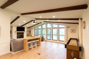 Lakefront 3 bedrooms with pool on 6 acres - Image 3