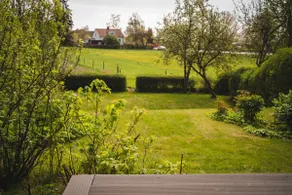 Spacious townhouse with garden & parking - Image 2