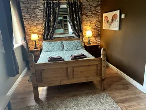Cosy and secluded brook-side lodge - Image 2