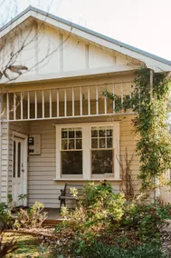 Charming Coastal Retreat Pets Welcome - Image 2