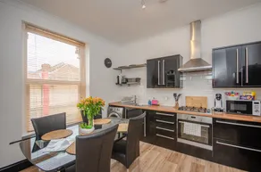 Stylish 91sqm Victoria 2 bedroom Apartment - Image 5