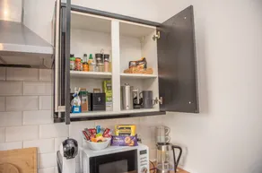 Stylish 91sqm Victoria 2 bedroom Apartment - Image 4