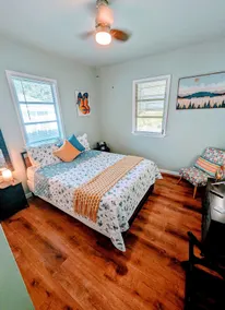 2 BR Quaint Private Bungalow NR Downtown & Beaches - Image 2