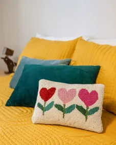 Heart of Meridian getaway + king bed - Image 5