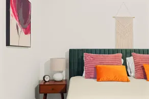 Heart of Meridian getaway + king bed - Image 4