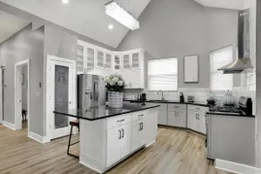 Cozy and Elegant 4 BR Home Perfect for Getaways - Image 5