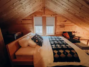 Eco cabin near Bend: sauna, spa, king bed, EV plug - Image 4