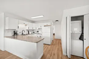 Bayside Bliss - Renovated Downtown Condo w/ Porch - Image 3