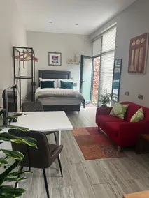 Hugo Mews Bright Studio Apartment - Image 5