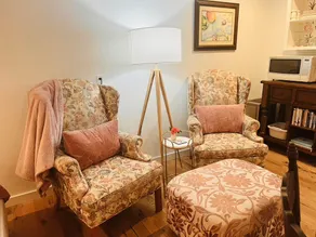 Cozy 1 Bedroom Studio Cottage in the Hill Country - Image 3