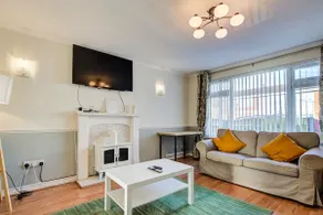 Spacious Tilbury Home - Perfect for Contractors, Families, Groups - Image 4