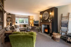 Cosy Cottage with Countryside Views & Log Burner - Image 3
