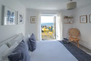 Bright & beautiful 4 bedroom house with sea views - Image 3