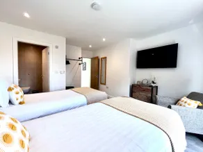 Best - Large -Cottage - Sleeps 6 -near beach. - Image 5
