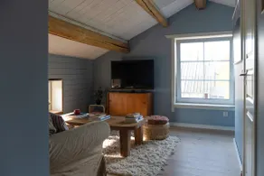 Simple house with nature and salmon fishing nearby - Image 4