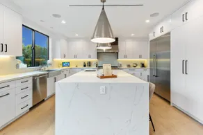 Elegant Beverly Grove Oasis with Top-Tier Comfort - Image 5